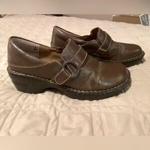 BOC leather slide on round closed toe shoes with buckle decor low heel  8M brown